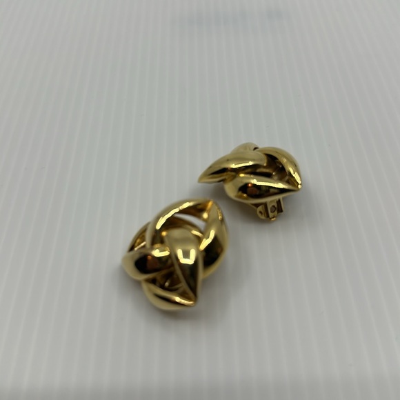 Vintage Givenchy twist goldtone clip earrings - Picture 3 of 12